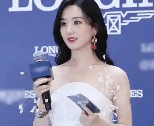 赵丽颖出席活动现场,耳环却不小心掉落,她一个表情就解决掉尴尬