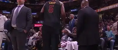 詹姆斯与jr发生激烈争吵,泰伦卢表情亮了跟我没关系,走远点