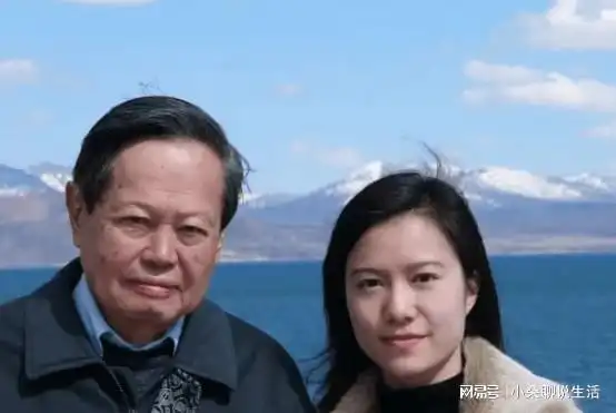 杨振宁罕露面声音虚弱脖子现肿块,翁帆面无表情签下离婚协议