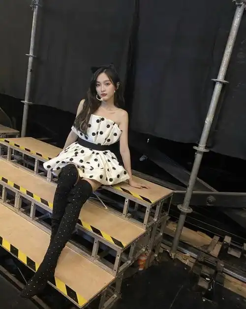 吴宣仪日常穿搭太养眼了,甜美与性感集于一身,跟着学就没错了