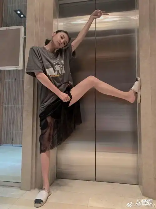 曹云金官宣新恋情,前妻唐菀晒自拍,比剪刀手表情意味深长