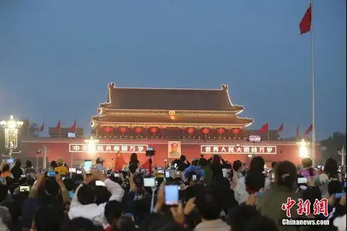 这个国庆太像过年了车水马龙,国泰民安