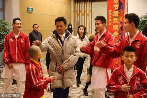 2018央视春晚杨紫带妆彩排吴京摸头武术小将