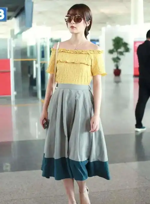 周星驰干女儿现在长这样,穿晋制汉服仙气飘飘,美成画中少女