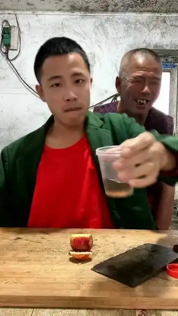 小伙挑战小鸟伏特加,酒劲上头,这表情绝了