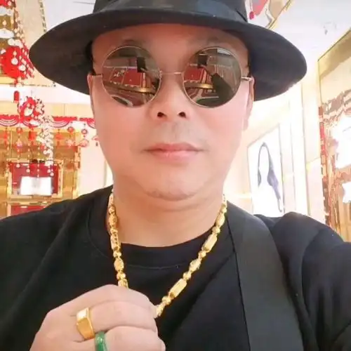 偷14岁儿子钱并让其赚钱养家,网红野狼哥惹网友愤怒,却不敢留言