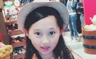 她是童星小葡萄,表情萌动天真可爱,如今多了一份邻家女孩气质
