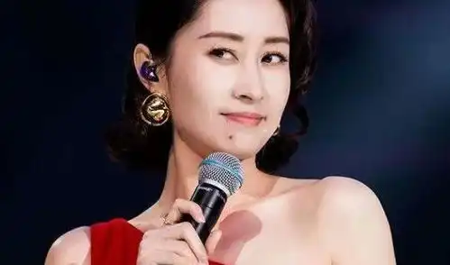她是大器晚成的女演员,44岁与富豪老公离婚,如今带12岁女儿高调复出