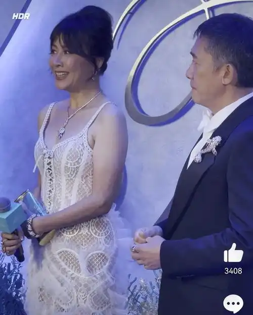 梁朝伟年龄越大越内向了和刘嘉玲一起出席活动,表情太过抢镜