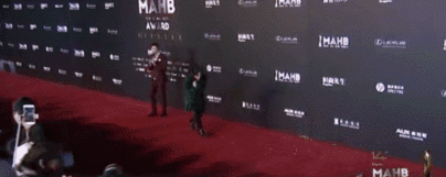 继赵丽颖关晓彤红毯冻哭后,小可爱嗯哼已加入冻出表情包系列