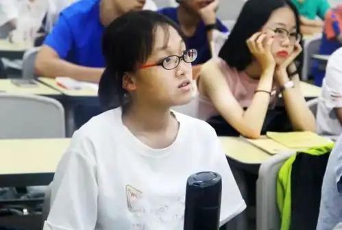 高中女生自认仙气飘飘的行为,实际很幼稚,男生也很反感