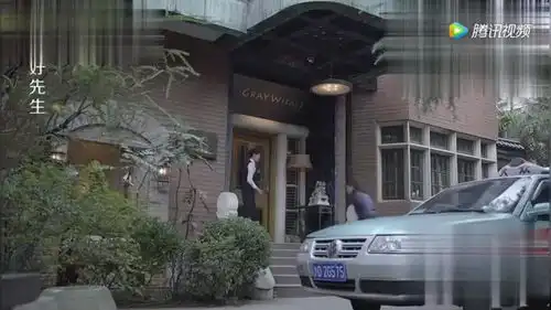 陆远以为佳禾躲到小菜那了,急忙跑到餐厅找到小蔡,这表情真逗
