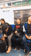 搞笑gif动图大哥,胆子不小嘛,小心媳妇揍你哟