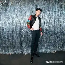 表情包要逆袭成壁纸了黄子韬身穿羽绒大衣凸显潮男品味