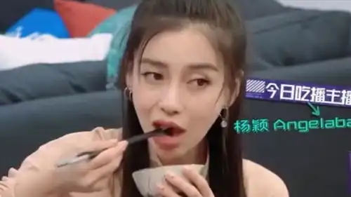 杨颖吃饭毫无偶像包袱,餐桌上狂吃红烧肉,杨颖是妈妈的味道