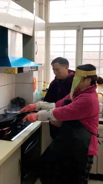 为了感谢爸妈,今天生日亲自做饭,爸爸你这是什么表情