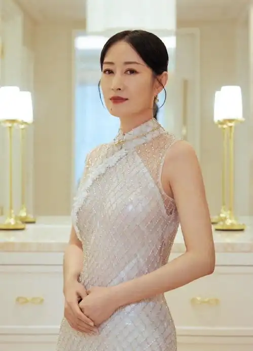 被刘敏涛的酒店自拍图惊艳穿旗袍盘发变贵妇,性感又迷人