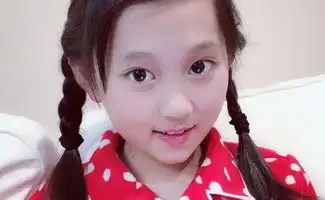 她是童星小葡萄,表情萌动天真可爱,如今多了一份邻家女孩气质