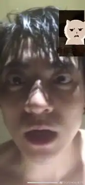 组图黄子韬晒与表哥童年合照小韬韬笑成表情包很可爱