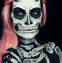 德国女子靠高超化妆术变身漫画人物