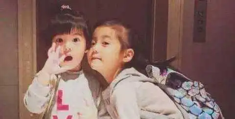 修杰楷送俩女儿上学,咘咘像个大姐姐,波妞夸张表情抢镜太可爱