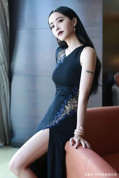 蔡依林放开了礼服一袖子剪掉,侧腰挖空拼俏皮,20cm鞋跟不一般